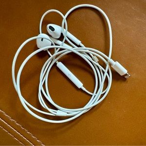 Apple Wired EarPods with Lightning Connector